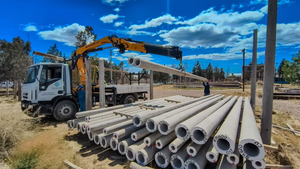 Nuevas columnas de hormigón e instalación de luminarias led.