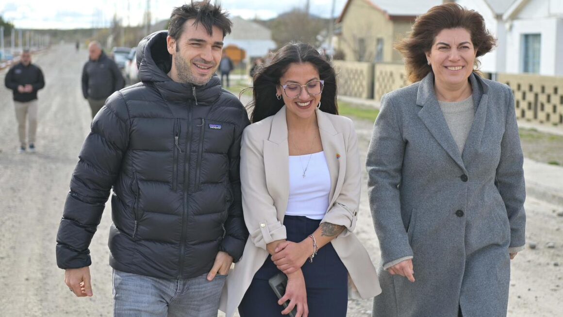En el centenario de Lago Blanco, Torres entregó equipamiento, un Aula Digital Móvil y anunció la construcción del Albergue Comunal
