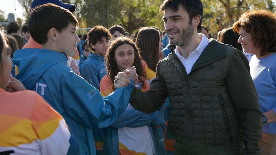 Torres acompañó la despedida de la delegación chubutense que viajará a los Juegos Evita y aseguró que “estamos comprometidos con el crecimiento del deporte en toda la provincia”