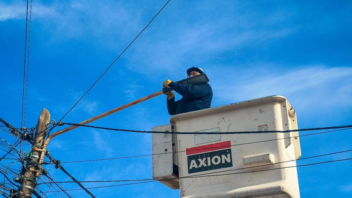 Avanza la instalación de nuevas luminarias led, en distintos puntos de la ciudad.