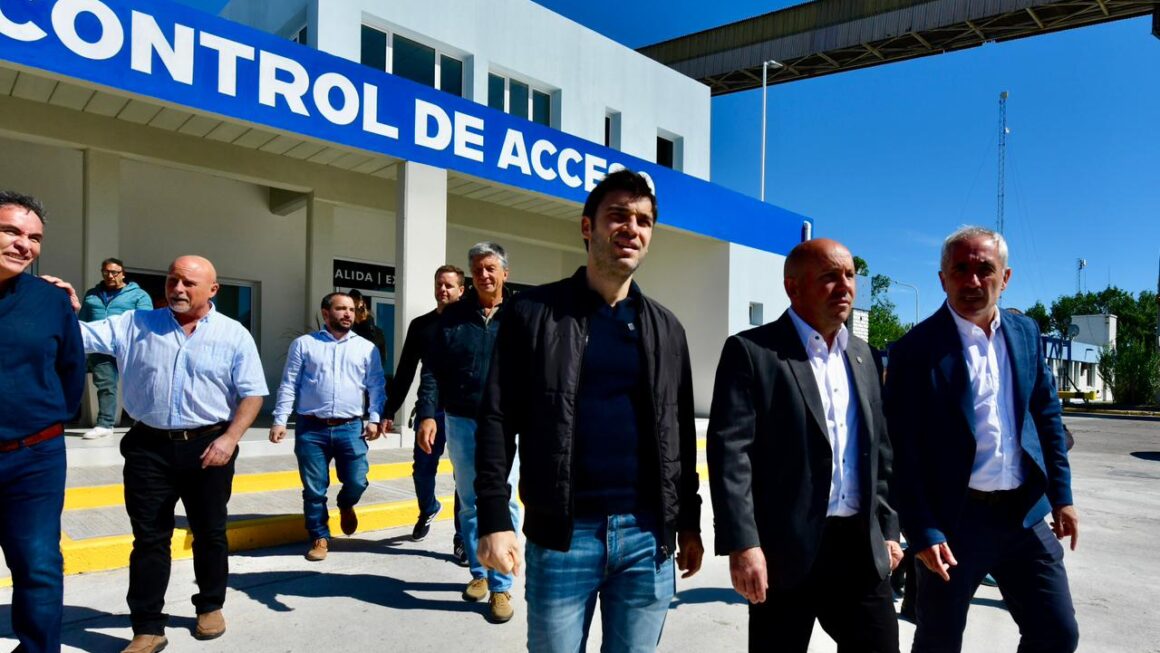 Torres inauguró la Central de Monitoreo y el nuevo escáner en el Muelle Almirante Storni en Madryn y aseguró que «después de diez años de espera, finalizamos una obra que brindará trazabilidad al puerto, y seguridad a todos los chubutenses»