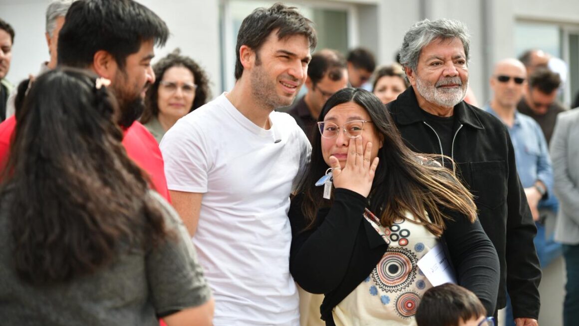 Torres junto a Gerardo Martínez encabezó entrega de viviendas en la que 43 familias de Trelew recibieron la llave de su primer hogar