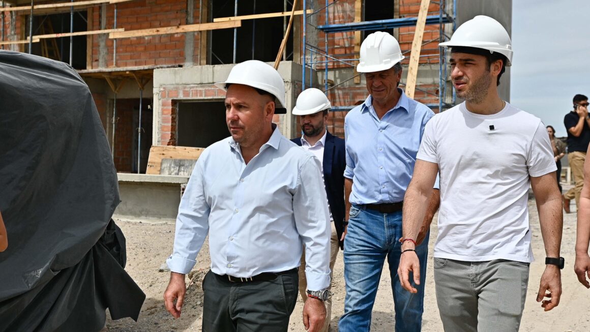 Torres recorrió la obra de 114 viviendas que la Provincia lleva adelante en Puerto Madryn