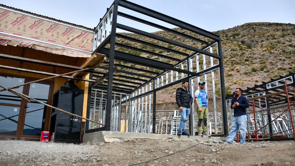 Torres recorrió obras turísticas en Esquel y aseguró que «seguimos trabajando junto al sector privado, con una ley que promueve las inversiones y la generación de empleo»