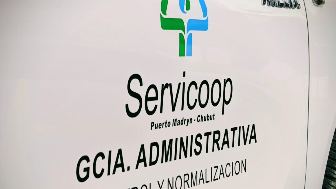 Servicoop incorporó una nueva retroexcavadora y dos vehículos utilitarios, para fortalecer la prestación de los servicios esenciales.