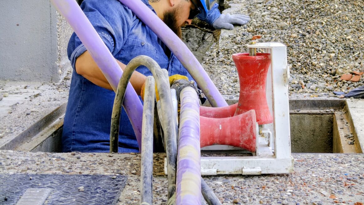 Nuevas redes subterráneas que amplían el anillado energético, en el centro de Madryn.