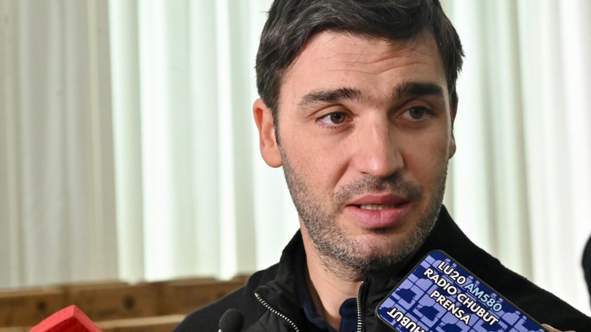 Torres entregó equipos de comunicación y videovigilancia a la Policía del Chubut por más de 265 millones de pesos