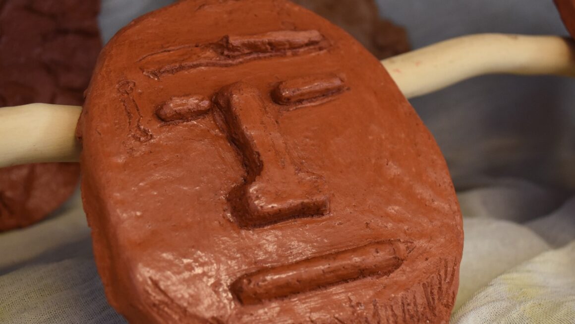 Provincia inauguró una muestra de máscaras cerámicas creadas por estudiantes de escuelas rurales de Chubut