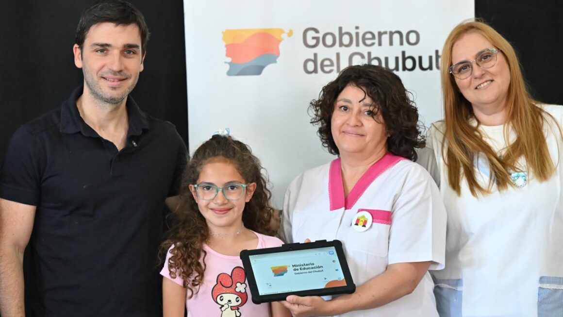 Torres entregó dispositivos tecnológicos a estudiantes y anunció la licitación para ampliar el Plan de Conectividad a más localidades de la provincia