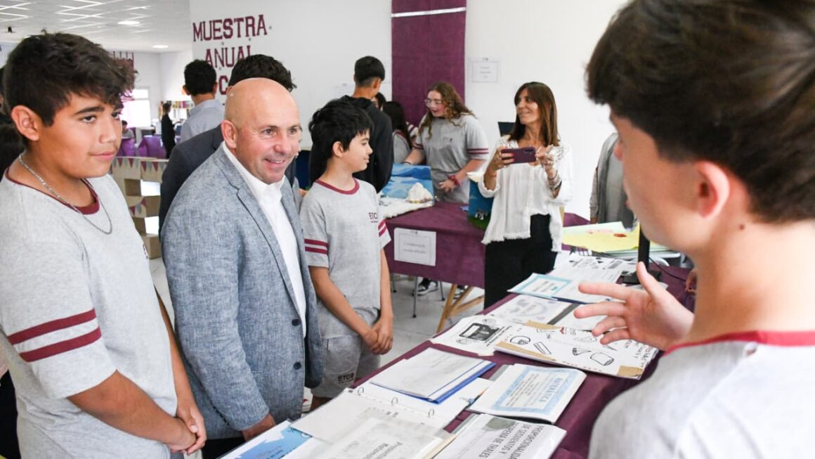 Sastre Visitó La Muestra De Fin De Año De La Escuela Técnica De La Camad