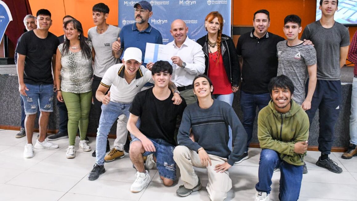 Sastre Entregó Los Certificados A Cientos De Madrynenses Que Realizaron Capacitaciones