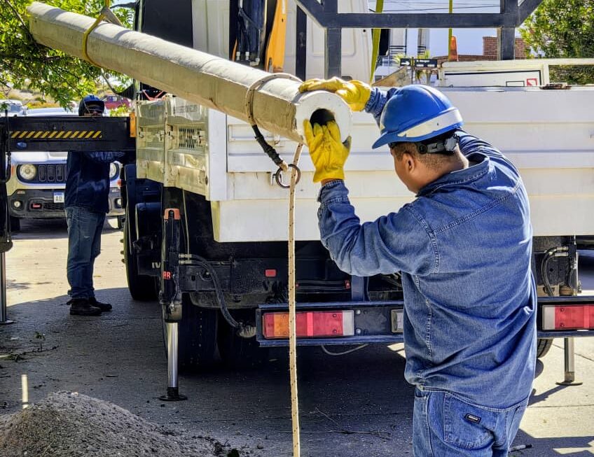 La Cooperativa avanza con la instalación de nuevas columnas de hormigón sobre la red de energía.