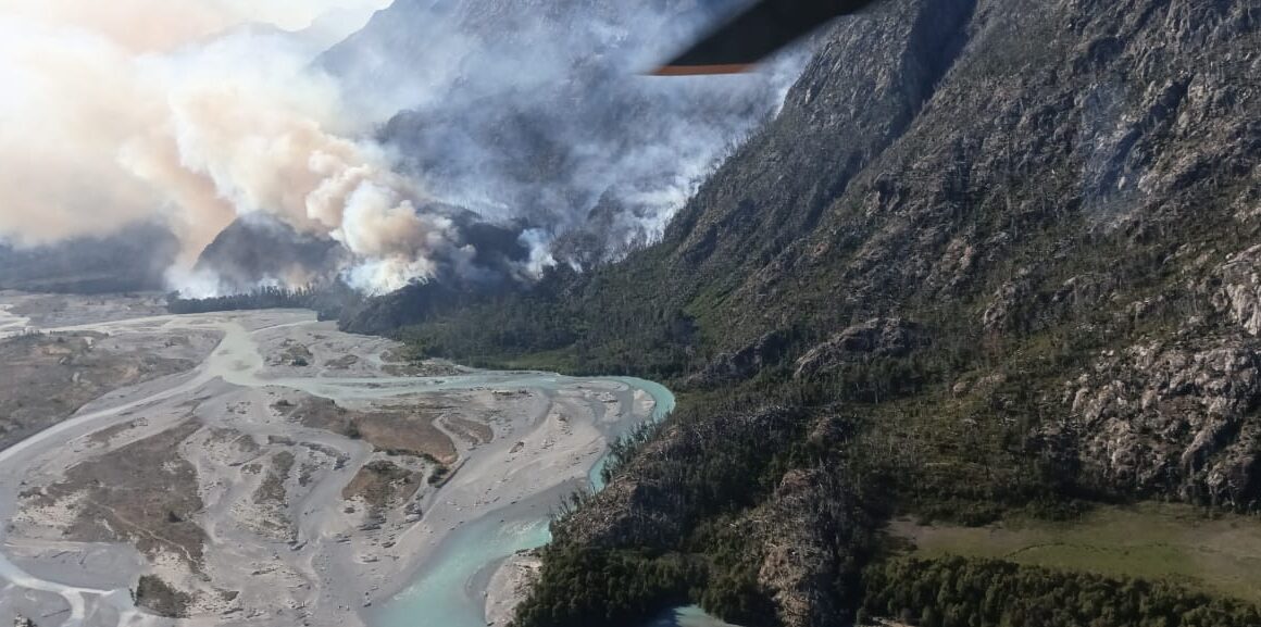 Provincia fortalece el operativo para controlar el incendio forestal en la zona de El Turbio