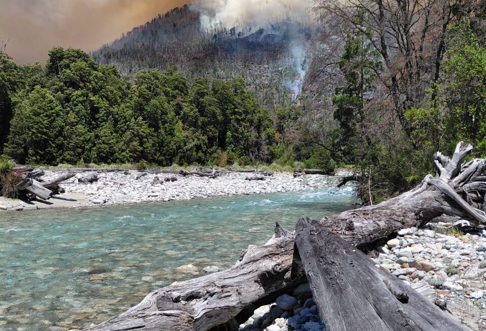 Con más de 100 personas, 6 medios aéreos y diferentes equipos, Provincia avanza con el operativo para controlar el incendio en El Turbio