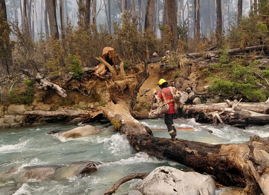 El Gobierno Provincial mantiene el amplio despliegue de combatientes y medios aéreos para darle control al incendio en El Turbio