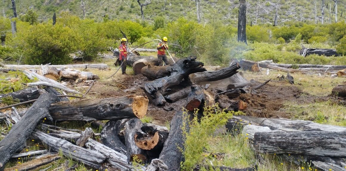 Tras días de arduo operativo, se contuvieron algunos sectores del incendio en El Turbio
