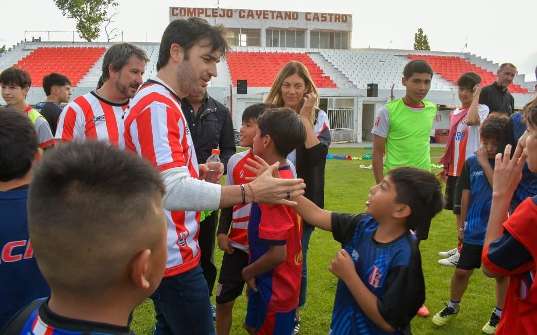 Torres recorrió el Club Racing de Trelew y destacó el rol social de las instituciones deportivas