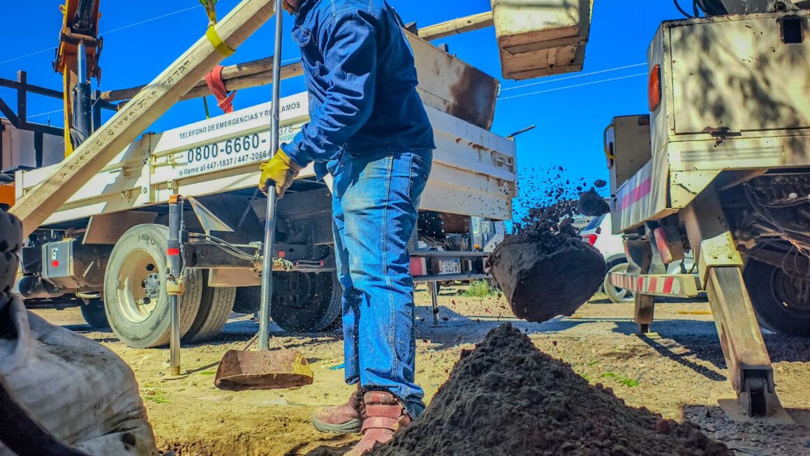 Continúa la instalación de nuevas columnas de hormigón en la ciudad
