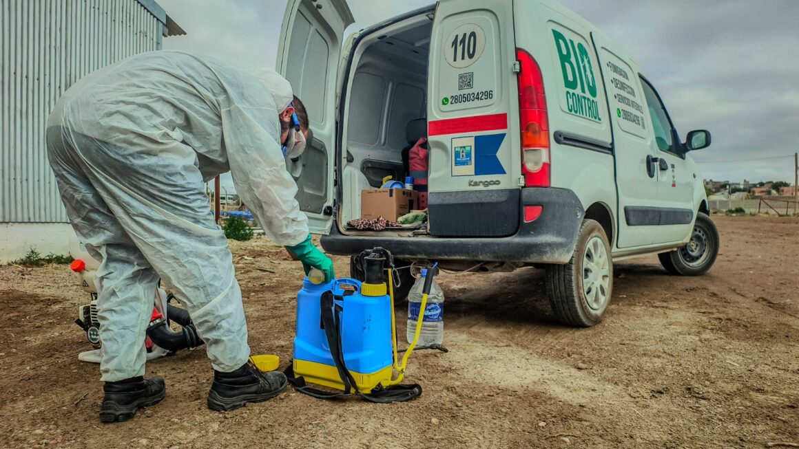 Constantes controles de insectos sobre el predio de Lagunas Aireadas.