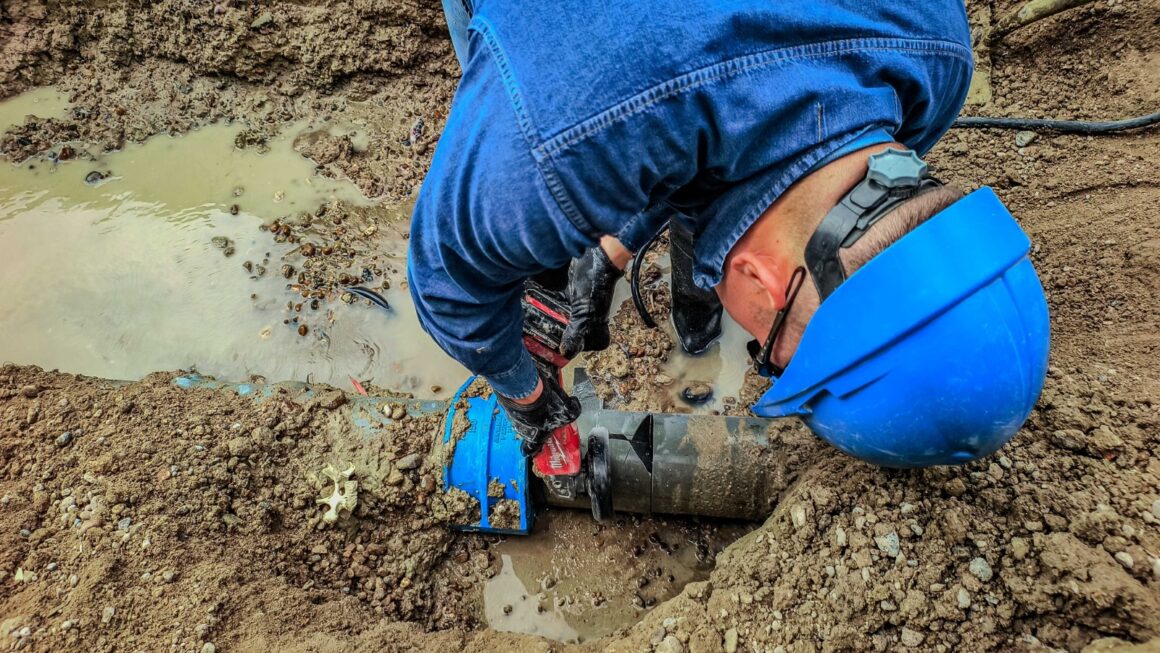 Reparación de cañería de distribución de agua potable en zona norte