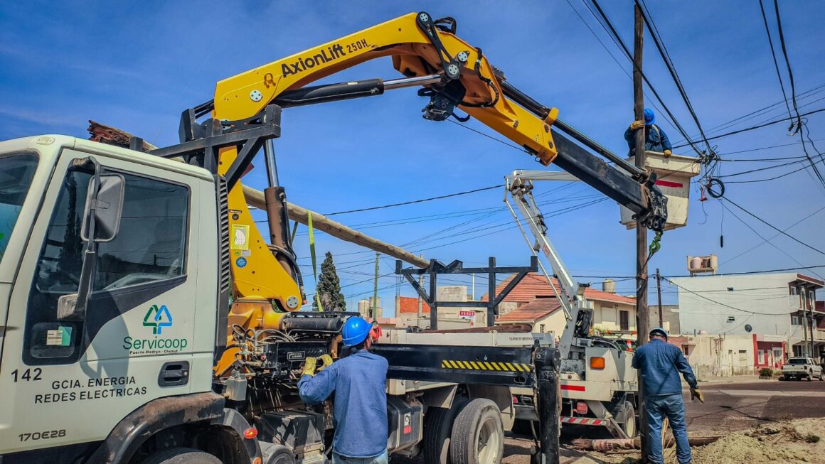 Vehículo colisionó poste del tendido eléctrico en Menéndez y Pujol.