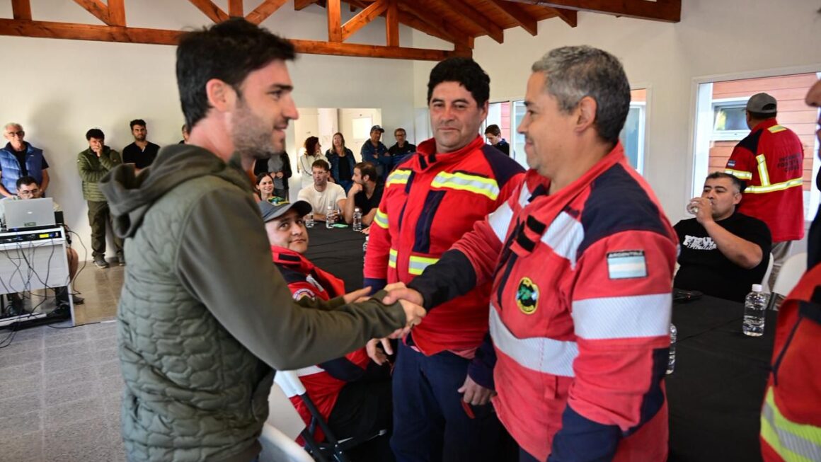 Torres encabezó una nueva reunión del Comando de Operaciones y presentó el reporte diario de los incendios en la Cordillera: “La lluvia ayudó, pero no hay que aflojar”