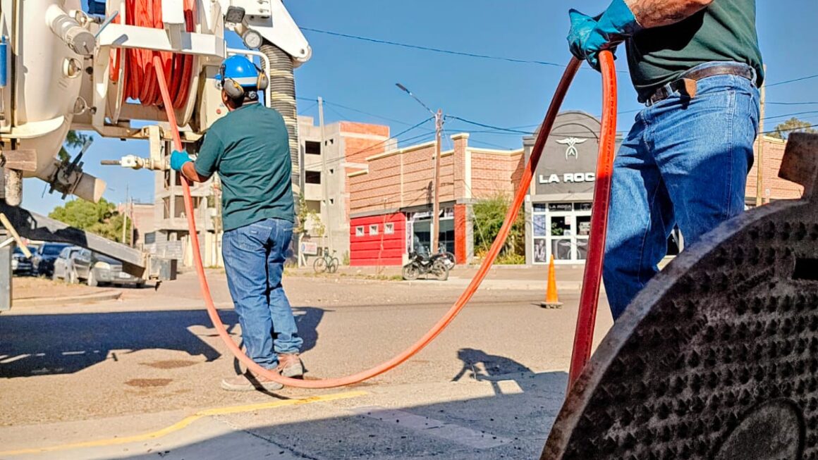 Resto de espuma industrial y botellas en colectores céntricos.