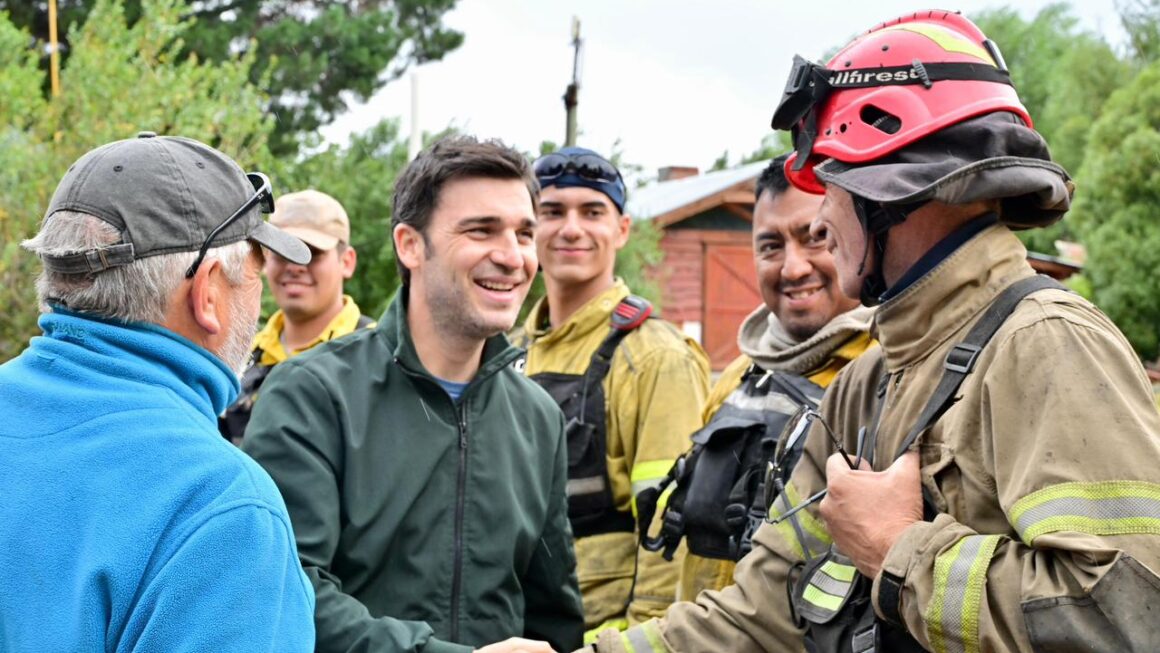 Torres destacó el trabajo de brigadistas y bomberos voluntarios y confirmó que el incendio en Puerto Patriada está contenido