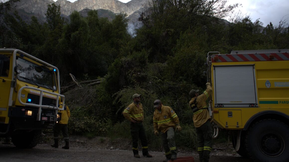 Continúa el amplio despliegue de Provincia y Nación para controlar el incendio en el Parque Los Alerces