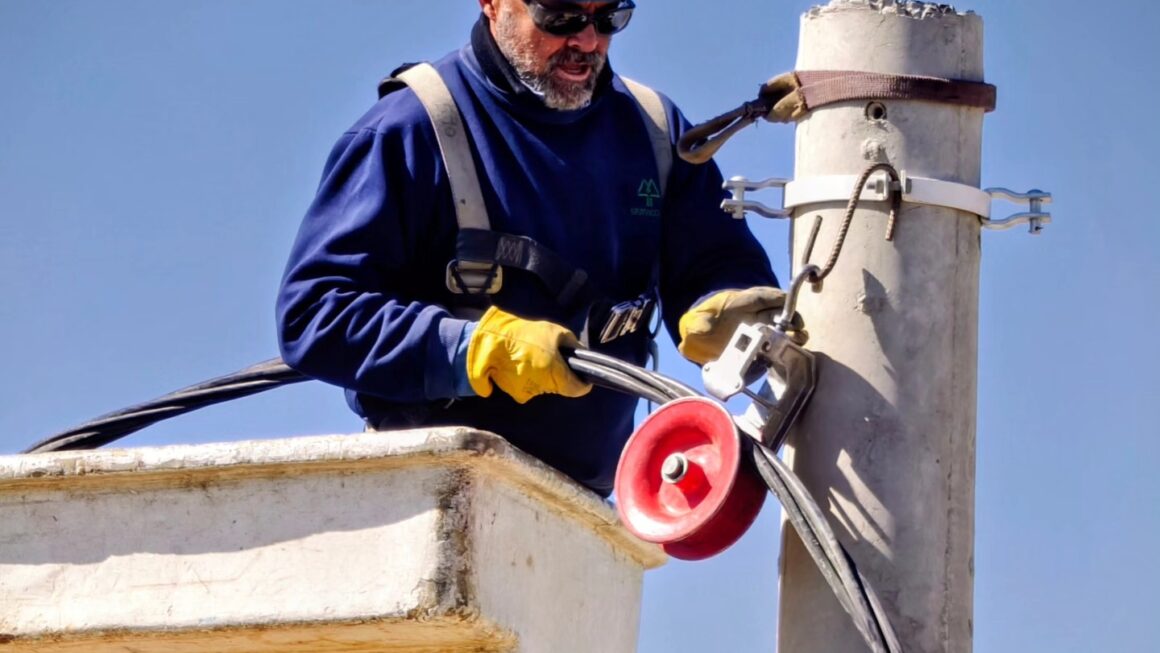 Continúa la instalación de nuevas redes de energía, en distintos puntos de la ciudad.