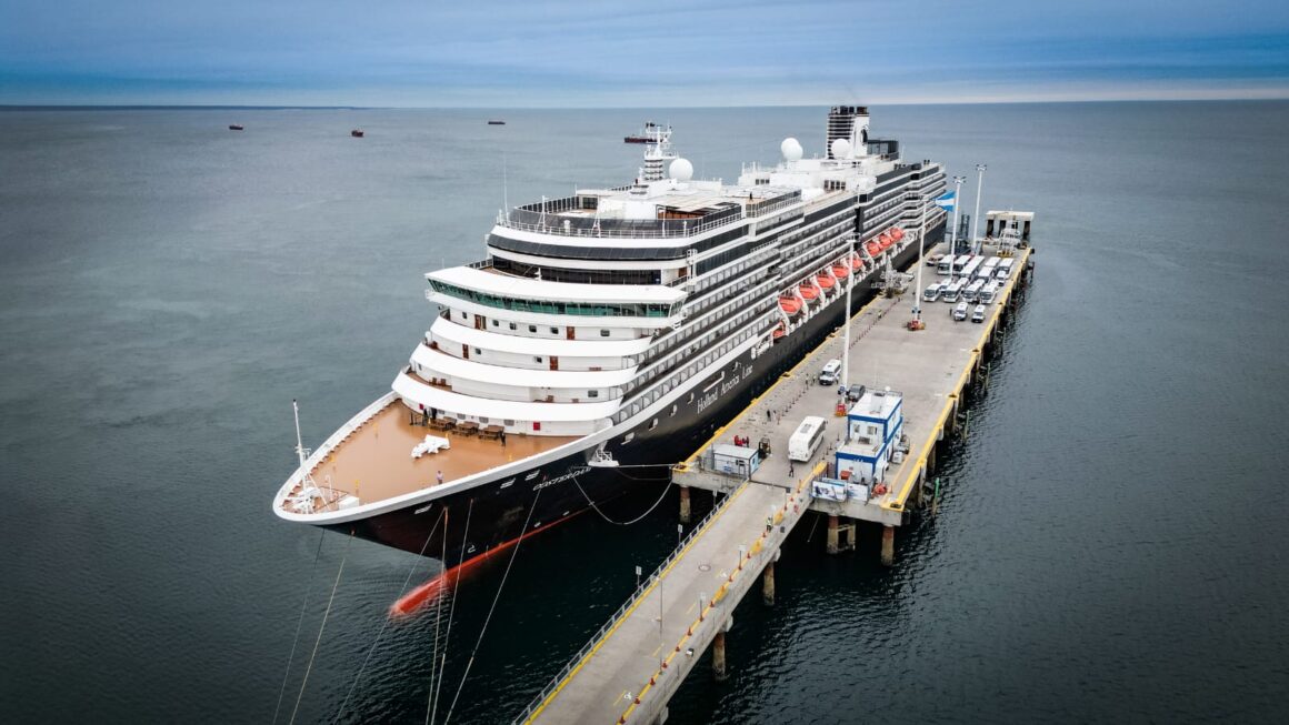 Chubut recibe al crucero Oosterdam en su segunda escala de la temporada