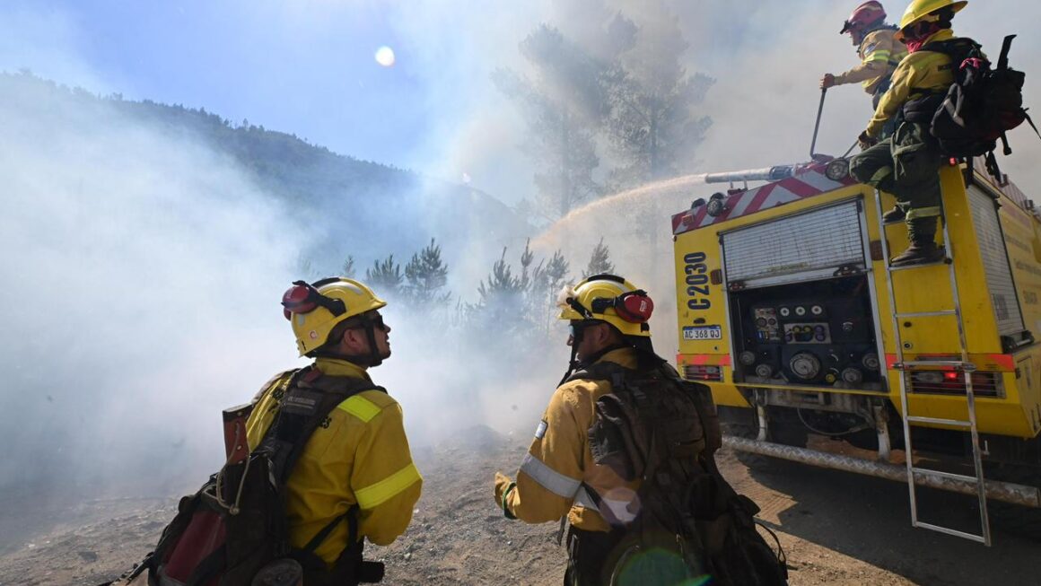 Con el apoyo de numerosos medios aéreos, brigadistas de Chubut y de otros puntos del país combaten los incendios forestales en la Cordillera