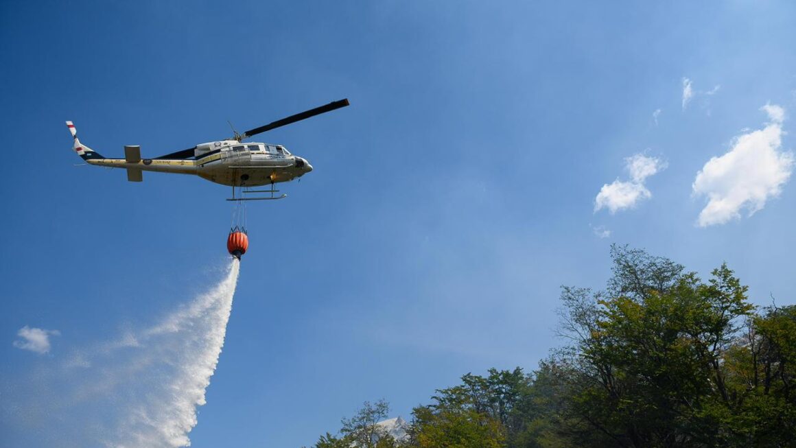 Continúa el operativo con medios aéreos y cientos de brigadistas para combatir los incendios forestales en la Cordillera