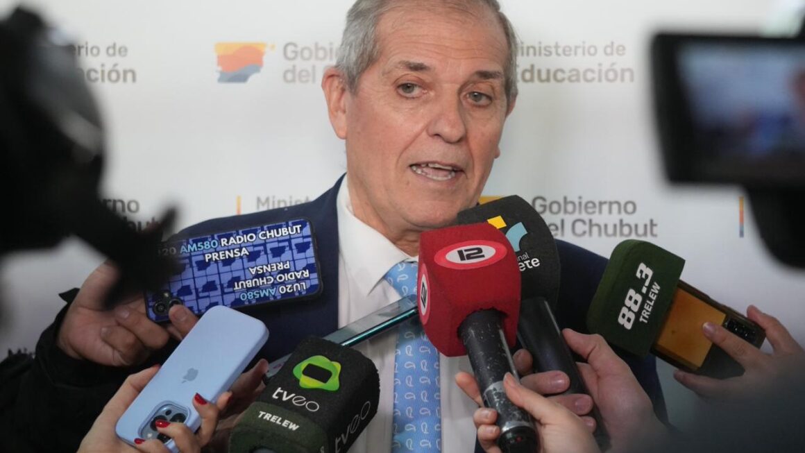 El Gobierno del Chubut otorgará un bono extraordinario de 250 mil pesos a docentes y auxiliares de la Educación