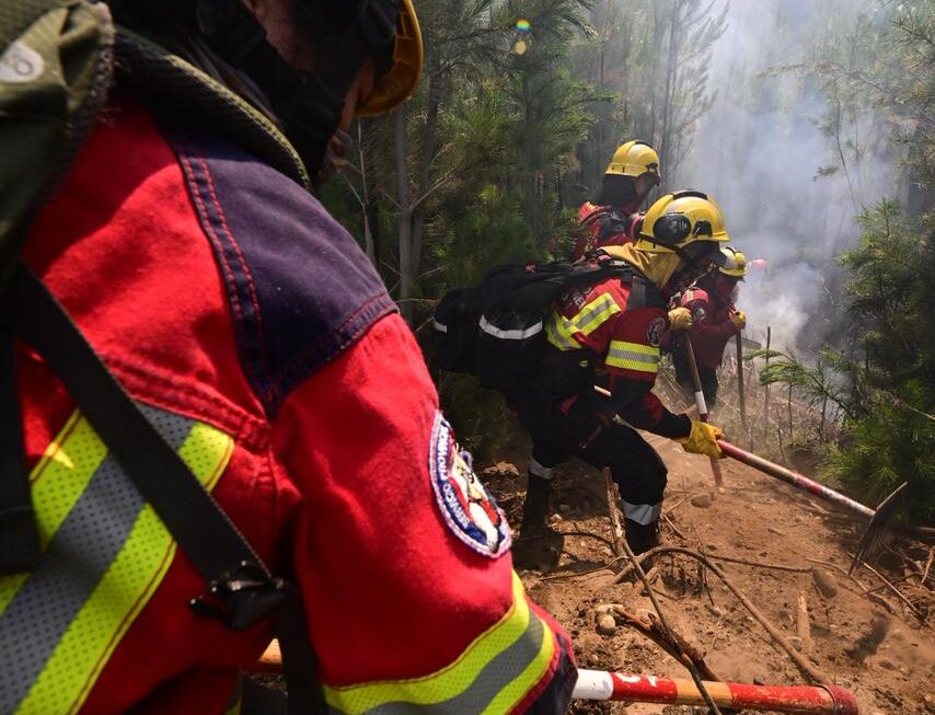 Incendios forestales: luego de las lluvias las tareas de combate se intensifican en las zonas con puntos calientes