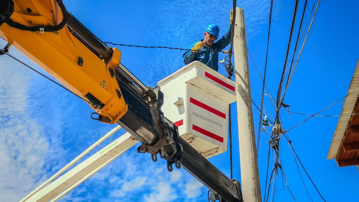 Continúa la instalación de nuevas columnas de hormigón.