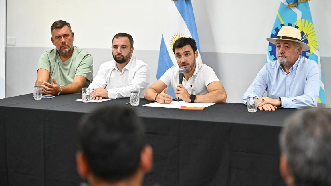 Torres encabezó la licitación de la obra del conducto pluvial de descarga al mar en Comodoro Rivadavia
