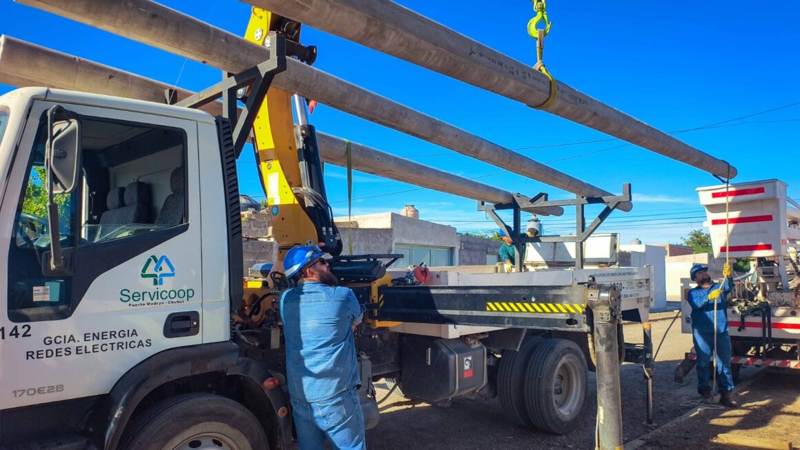 Continúa la instalación de nuevas columnas de hormigón.