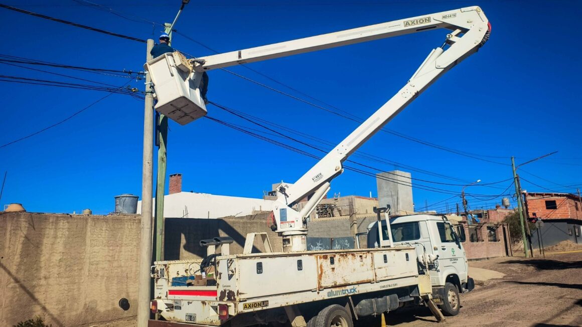 Instalación de brazos de alumbrado tras la modernización del tendido eléctrico.