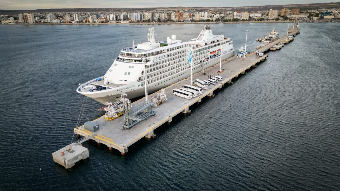 El crucero Silver Whisper concretó su última recalada de la temporada en Chubut