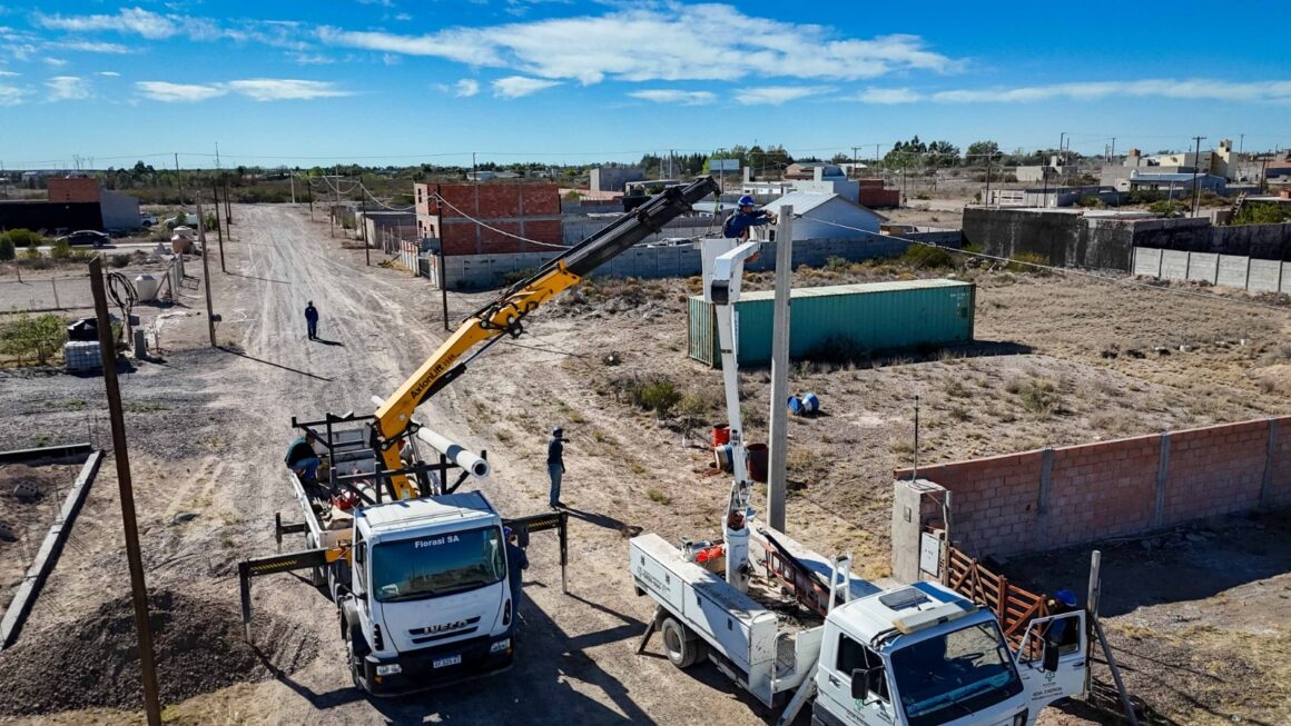Vehículo impactó contra columna de energía en zona norte.