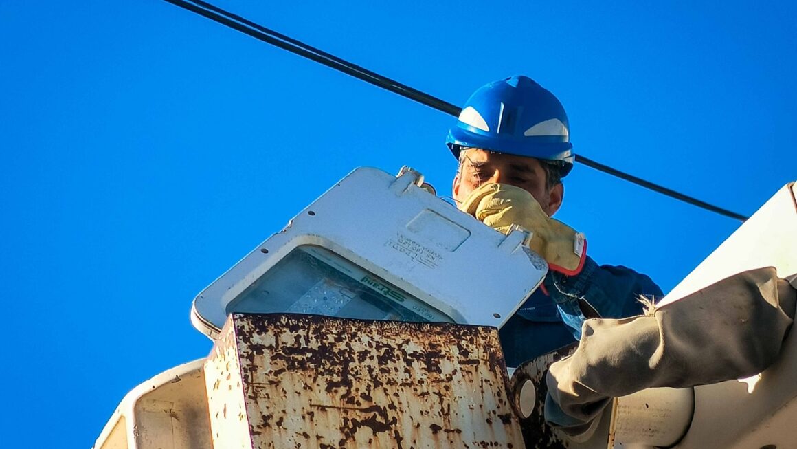 Readecuación del alumbrado público tras la modernización del tendido eléctrico.