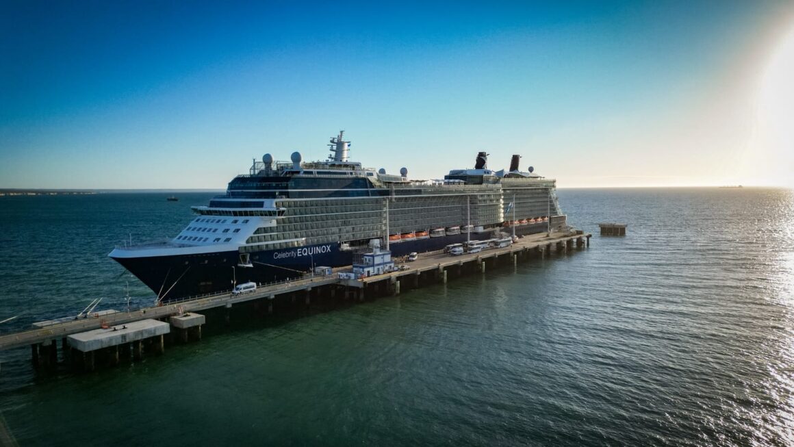 El Celebrity Equinox completó su última escala de la temporada y ya anunció su regreso a Chubut