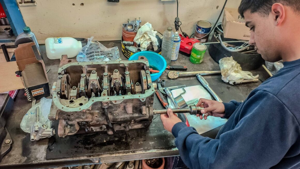 El equipo del taller mecánico, siempre a disposición de los servicios esenciales.