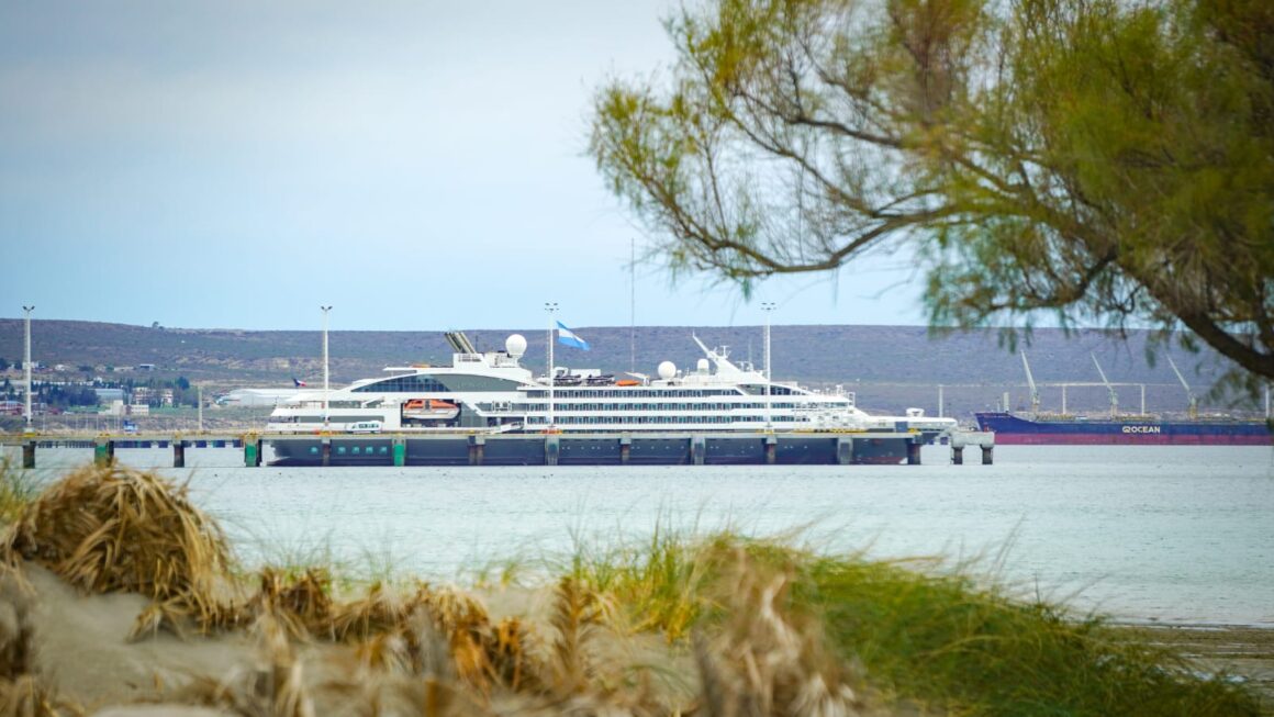 El crucero L’Austral arribó a Puerto Madryn y marca el inicio del tramo final de la temporada de cruceros en Chubut