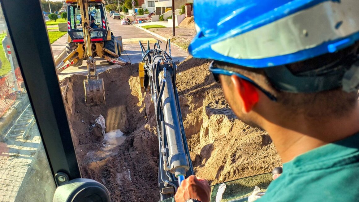 Nueva obra de renovación sobre un colector cloacal en la zona sur de la ciudad.