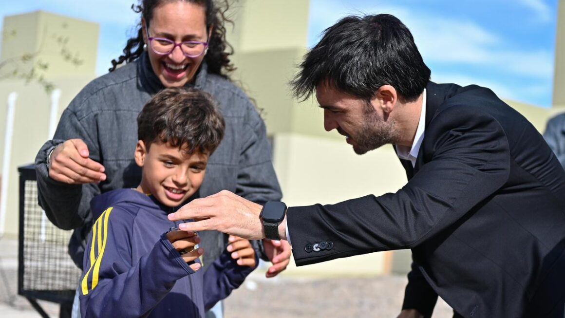 Tras finalizar una obra suspendida por la gestión anterior, Provincia entregó la llave de su primera casa a diez familias de Dolavon