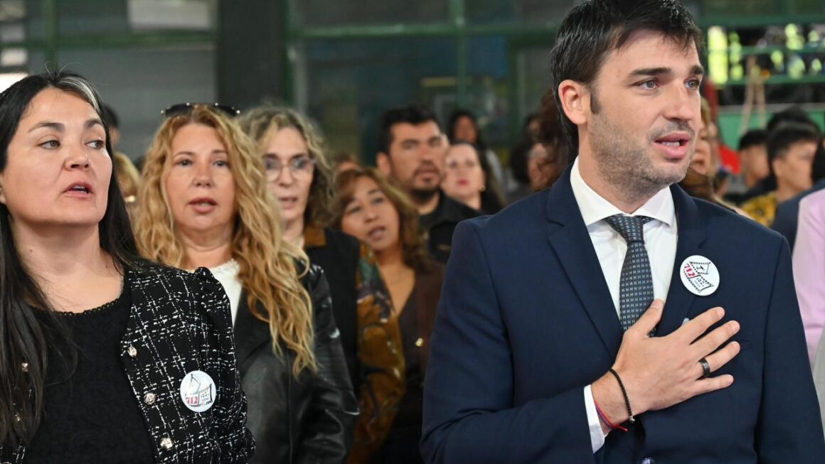 Torres acompañó los festejos por el 50° aniversario de la Escuela 712 y destacó: “Acá fue donde me formé y viví momentos que me marcaron para siempre”