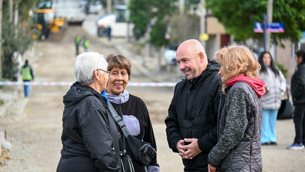 Sastre Recorrió La Obra De Adoquinado En La Calle Roberto Gómez