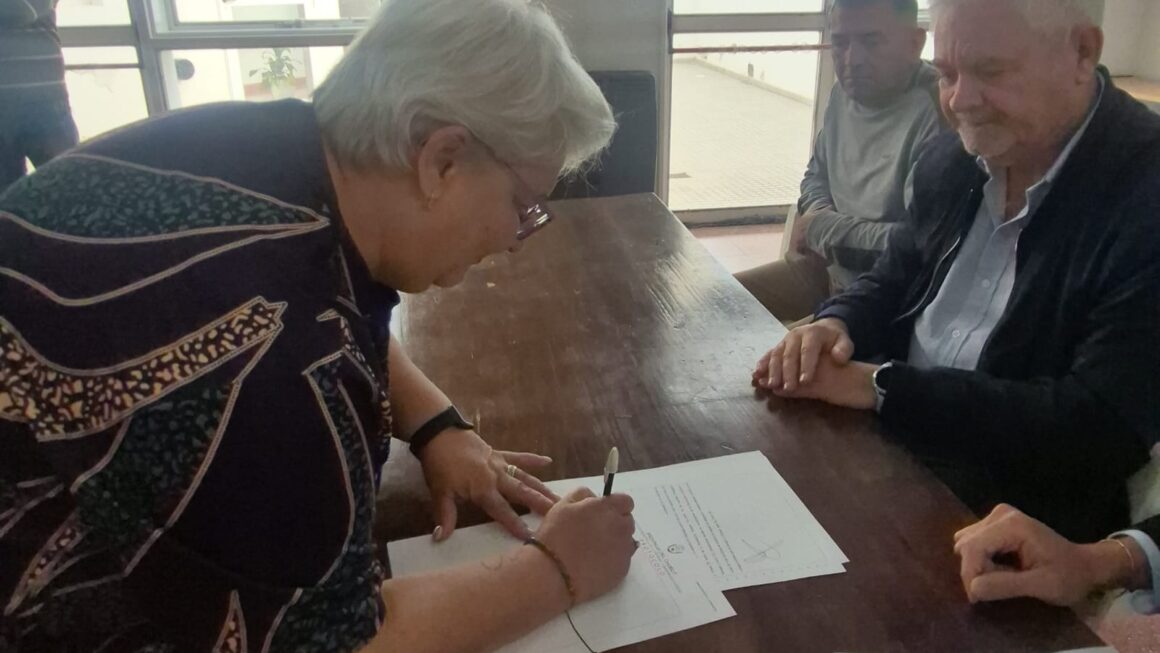 Chubut puso en marcha un programa para que vecinos de barrios de la provincia puedan escriturar sus viviendas